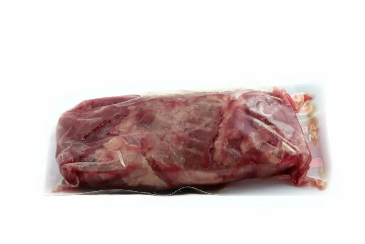 Carne de res empacada al alto vacío con película BPack